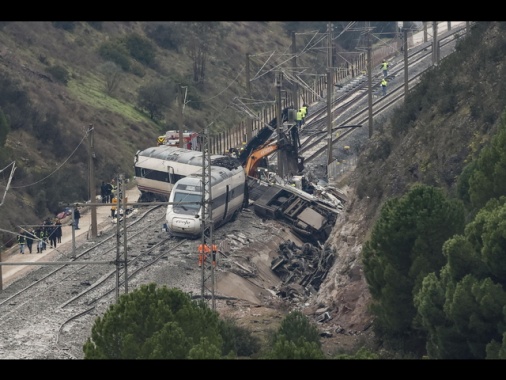 Treno contro gru, feriti in nuovo incidente ferroviario in Spagna