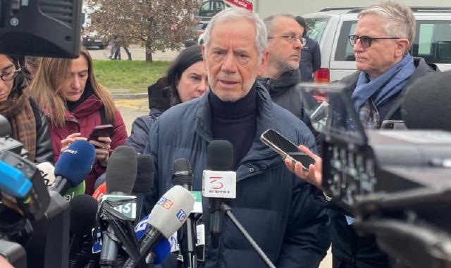 L’assessore Bertolaso parla ai cronisti all’esterno dell’ospedale Niguarda