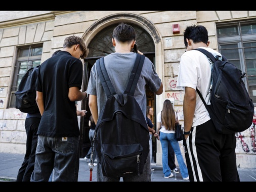 Provvedimenti per altre due docenti della scuola studente suicida