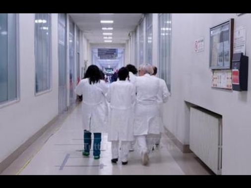 Proroga per medici al lavoro fino a 72 anni, esclusi universitari