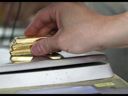 L'argento supera i 100 dollari l'oncia, l'oro vicino a soglia 5.000