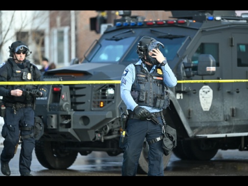 Cento membri del clero arrestati all'aeroporto di Minneapolis