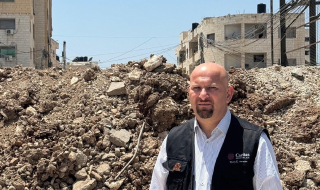 Il direttore di Caritas Gerusalemme, Anton Asfar, nel campo profughi di Jenin (foto Caritas Jérusalem)