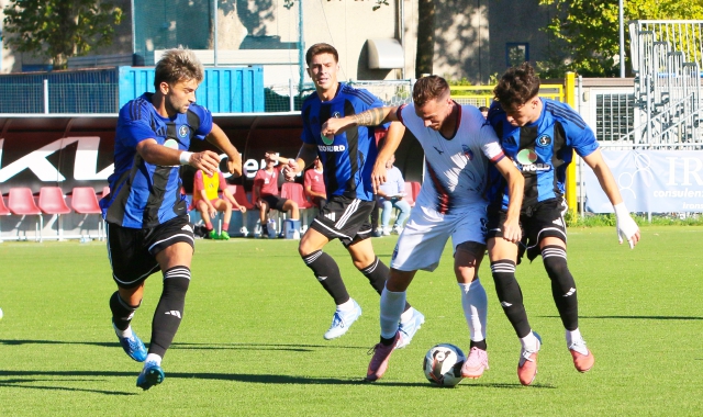 Secondo posto in palio nell’anticipo Solbiatese-Caronnese (nella foto un’azione della partita nel girone di andata)