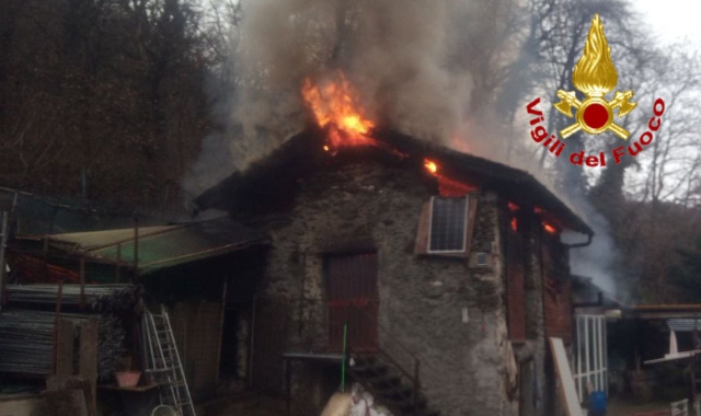 Cascinale in fiamme a Brissago Valtravaglia