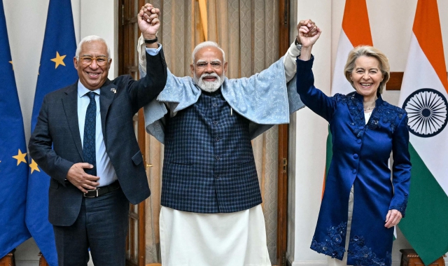 Narendra Modi, al centro, con Antonio Costa e Ursula von der Leyen (foto Sajjad Hussain/AFP)