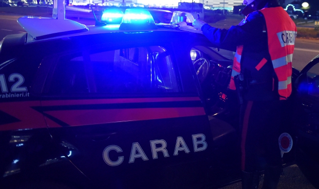 I carabinieri sono intervenuti arrestando il 29enne violento contro la compagna e gli agenti (foto Archivio)