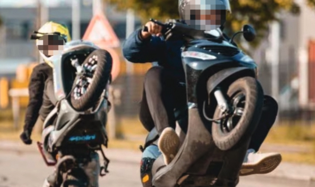 L’impennata, il sorpasso, lo scontro: tre feriti