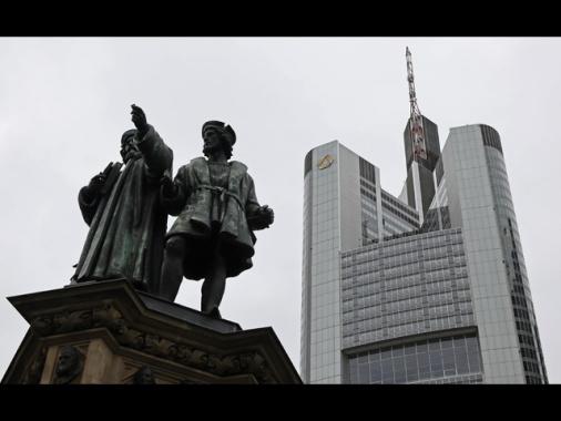 Commerzbank alza obiettivo utile 2026, oltre i 3,2 miliardi del piano