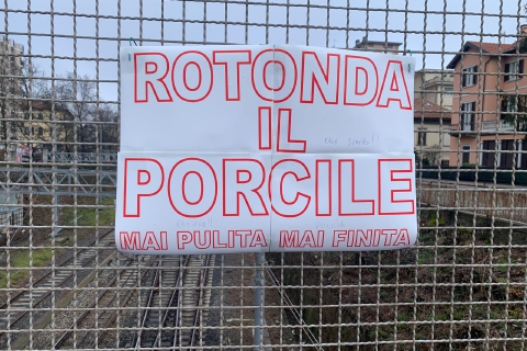 Varese, largo Flaiano: “Rotonda porcile”