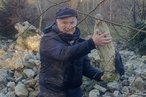 La statua della Vergine riemerge dalle macerie della torre crollata