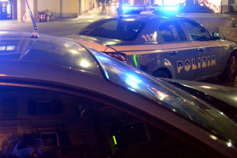 Calci, pugni e testate alla compagna: lei grave, lui arrestato