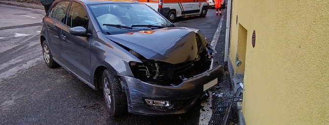 Va dritto all’incrocio e si schianta contro un muro