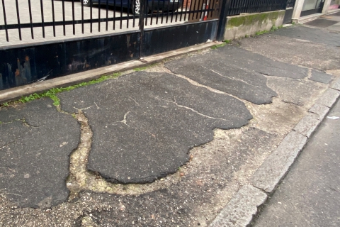 Il percorso a ostacoli lungo i marciapiedi di Busto