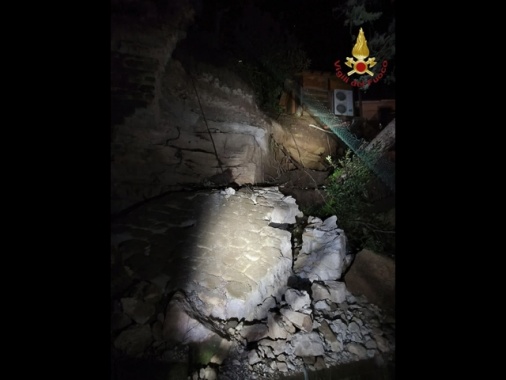 Maltempo: frana costone su una palazzina, un morto e 2 feriti