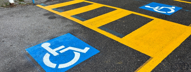 Usa il pass disabili della suocera morta: denunciato