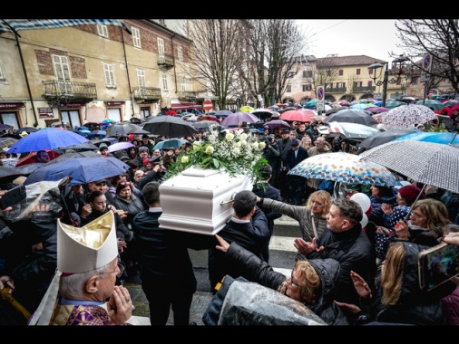 I funerali di Zoe a Nizza Monferrato, canzoni e palloncini bianchi