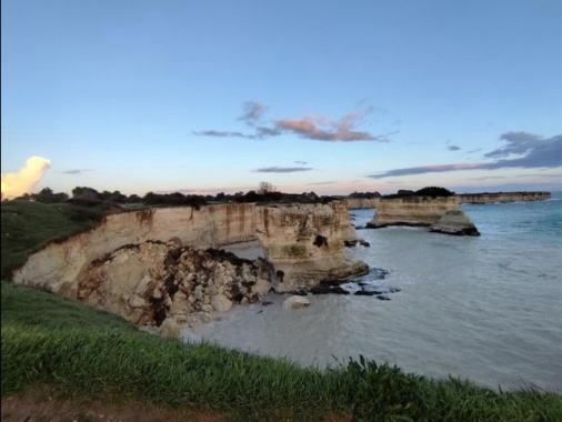 Maltempo, si sbriciola in mare l'arco dell'amore Melendugno