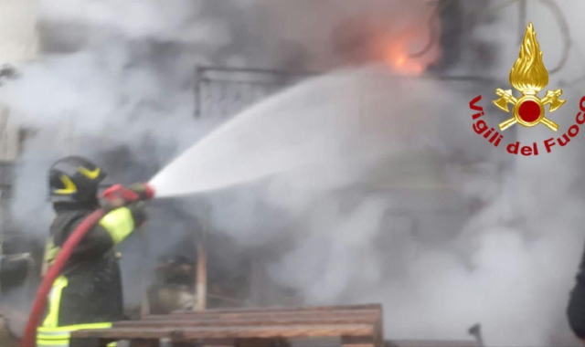 Incendio sul balcone, condominio evacuato