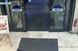 Tenta di sequestrare una bimba di un anno e mezzo e le rompe il femore