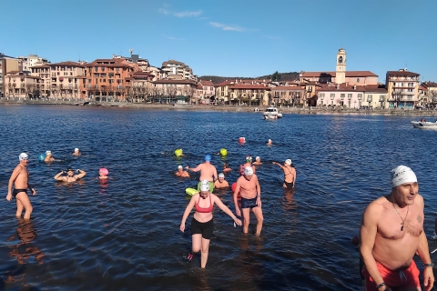 In trenta si tuffano nel Ticino: c’è anche una bimba di 5 anni