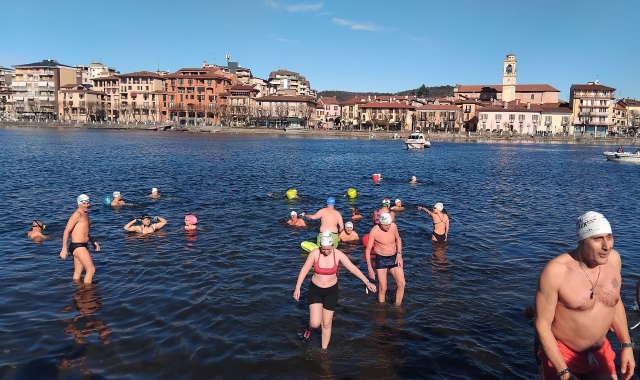 In trenta si tuffano nel Ticino: c’è anche una bimba di 5 anni