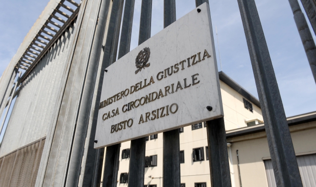 Fuoco e aggressioni: rivolta in carcere a Busto Arsizio