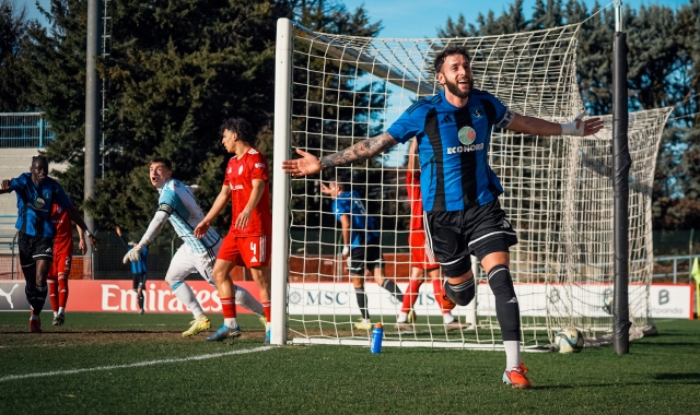 Il destro micidiale di Monteiro Barbosa che ha chiuso una volta per tutte la sfida fra Solbiatese e Saronno, terminata 3-1 per i nerazzurri  (fotoservizio SAMUELE LUCCHI)