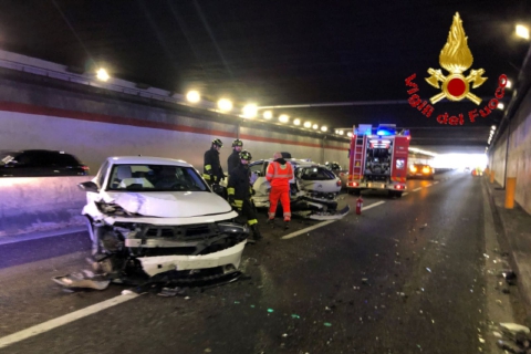 Scontro fra tre auto, grave 21enne