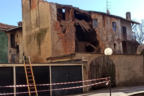 Crolla edificio fatiscente. Inagibile la casa accanto