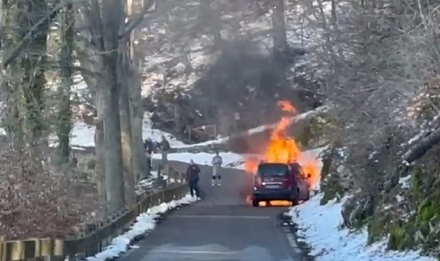 Auto in fiamme al Campo dei Fiori