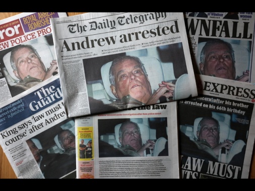 La foto di Andrea sotto shock domina i media in Gb, allarme per la monarchia