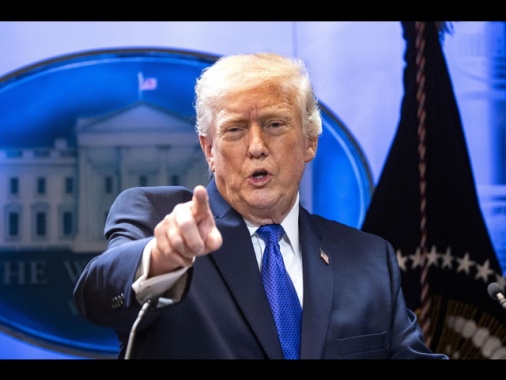 Trump firma, dazi globali del 10% su tutti i Paesi