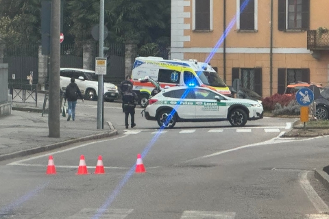Cede l’asfalto in piazza Libertà a Gavirate