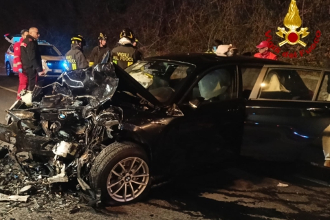 Scontro a Besnate, feriti intrappolati nelle auto: arriva l’elicottero