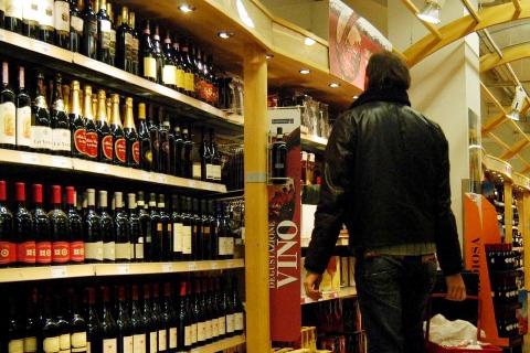 Cinquecento euro in tasca, ladro al market, escort di professione