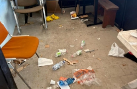 Blitz allo stadio: bottiglie rotte e rifiuti in tribuna e nel box stampa a Saronno