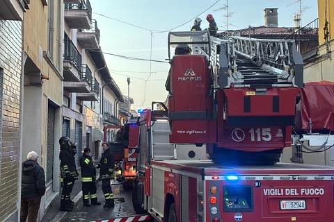 Incendio nella casa di corte, evacuate due persone a Lonate
