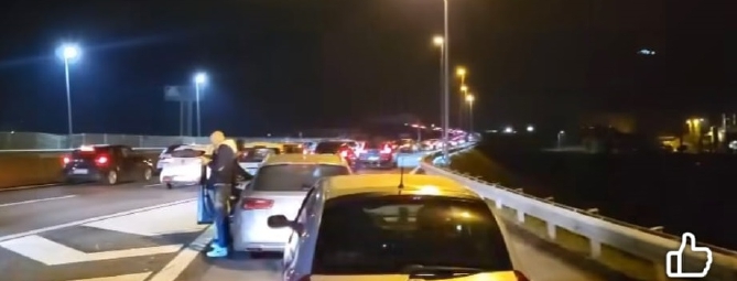 Tamponamenti a catena sulla A26: feriti e traffico bloccato