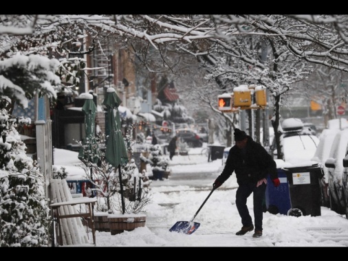 Tempesta di neve nel nord-est Usa, 5.000 voli cancellati e forti disagi