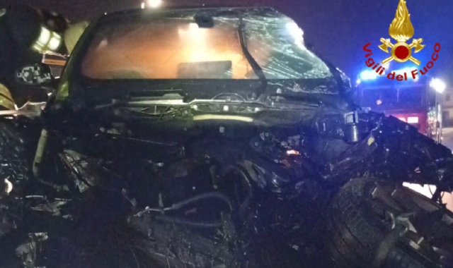 Schianto in auto, soccorso 21enne