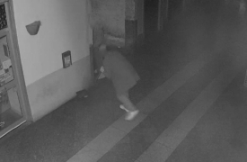 Danneggia leggio metallico nel centro storico: denunciato