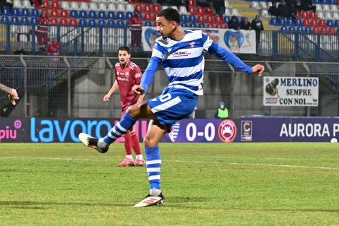 Cori razzisti contro Schirò della Pro patria: Brescia sanzionato