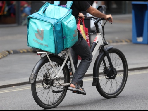 Caporalato su migliaia di rider, controllo giudiziario per Deliveroo