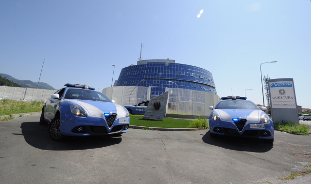 Davanti al centro commerciale è intervenuta una pattuglia della squadra Volante (foto Archivio)