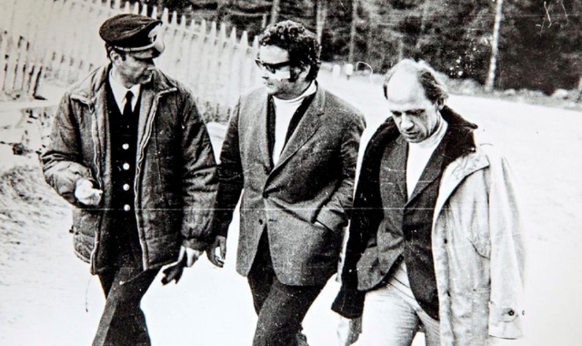 Nella foto grande il parroco di Santa Gertrude con il pm e un carabiniere davanti alla canonica