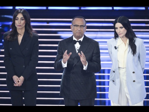 Sanremo, la finale si apre con riflessione sull'Iran e appello per i bambini