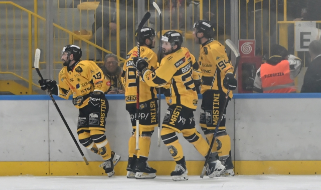 L’esultanza dopo il gol del 3-2 (foto Angelo Puricelli)