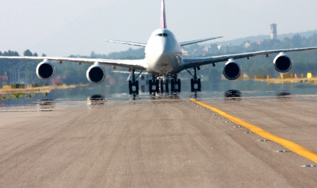 Il fatto di avere due piste, la 35R e la 35L, permette all’aeroporto intercontinentale di non limitare più di tanto la sua operatività durante i lavori di manutenzione