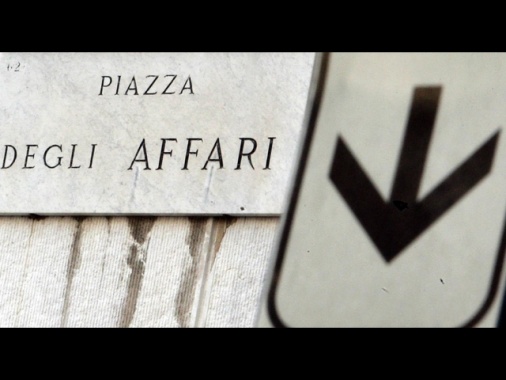 Borsa: Milano -2,5% con Stellantis e le banche, bene la difesa